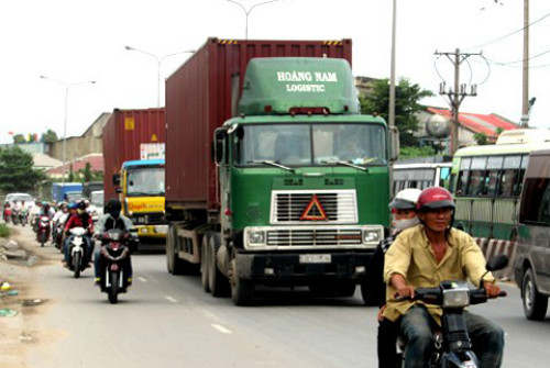 Do mặt đường nhỏ hẹp, các xethường xuyên lấn sang làn nên tiềm ẩn tai nạn. Ảnh:Hữu Nguyên