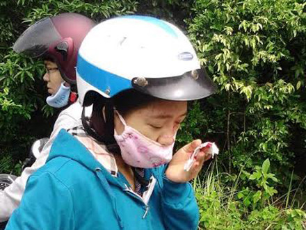 Chị Giang bị cá thể khỉ đuôi lợn tấn công gây chảy máu vùng mắt.