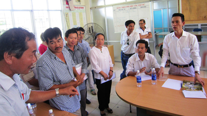 Ông Vũ Việt Bằng, TGĐ mới của Tân Cường Thành (bìa phải) giải đáp thắc mắc cho từng cá nhân khách hàng. Ảnh: Thanh Trần