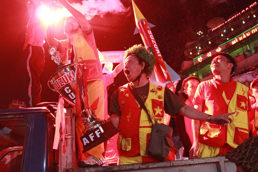 Hà thành náo nức ăn mừng chiến thắng Malaysia