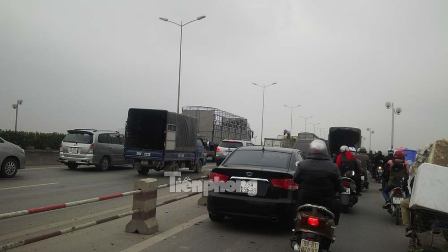 VIDEO: Hiện trường vụ xe tải lật tắc nghẽn cầu Thanh Trì