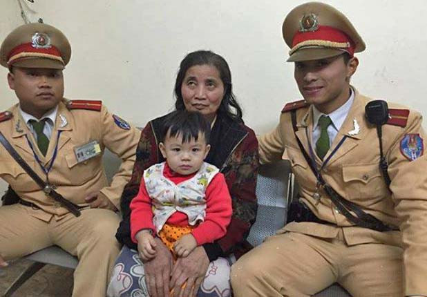 Tổ công tác giúp hai bà cháu đi lạc đường về nhà.