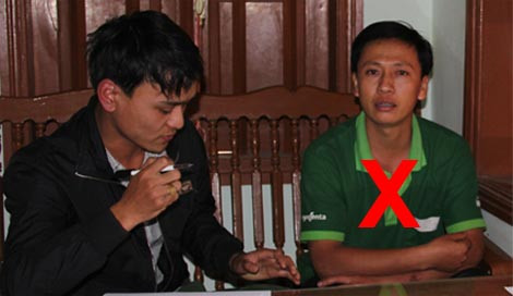 Đào Văn Đức(X) tại cơ quan Công an.