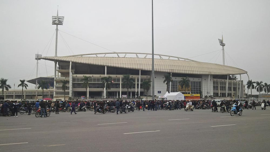 Đến trưa ngày 6/12, hàng nghìn cổ động viên vẫn xếp hàng dài trước SVĐ Mỹ Đình để mua vé.