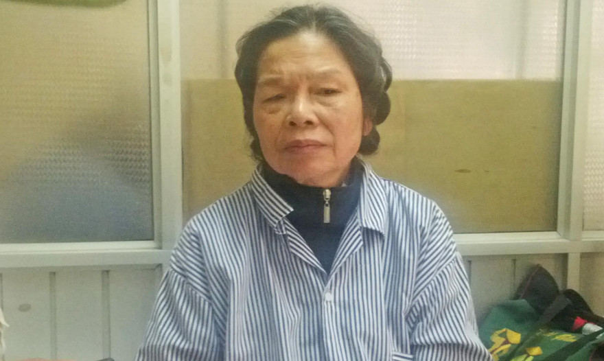 Bà Hiền, mẹ nạn nhân trong vụ Cát Tường suy sụp. Ảnh: Thanh Hà.