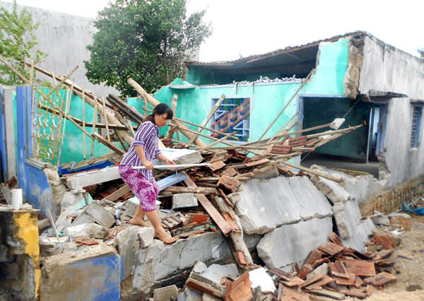 Bão số 4 làm sập 100 căn nhà. Ảnh: VietNamNet.
