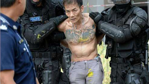 Nghịch tử bị cảnh sát bắt giữ.