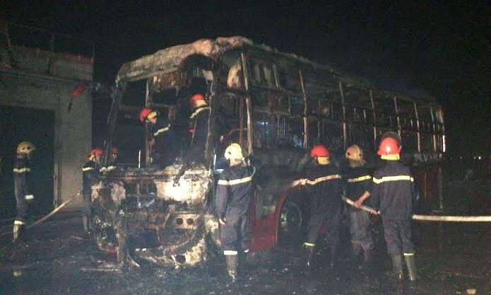 Chiếc xe khách cháy trơ khung.