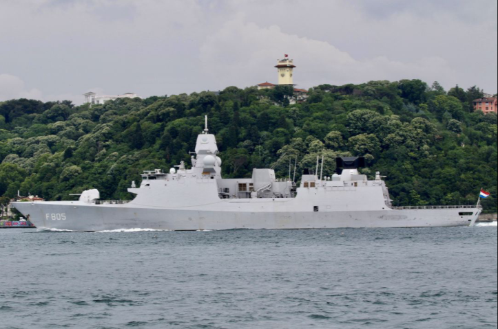 Tàu HNLMS Evertsen của hải quân Hà Lan trên đường đến Biển Đen ngày 14/6. (Ảnh: Reuters)