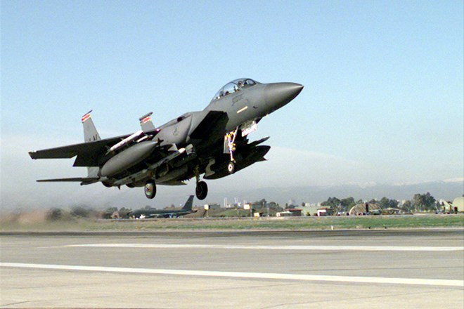 Một máy bay F-15 của Mỹ cất cánh tại căn cứ không quân Incirlik của Thổ Nhĩ Kỳ. (Nguồn; USAF)