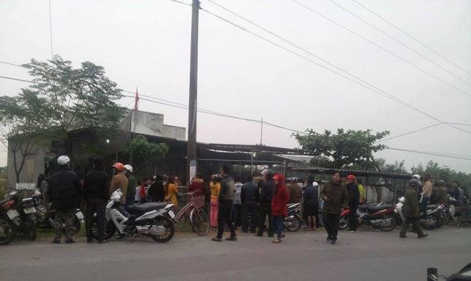 Nhiều người vây quanh hiện trường nơi xảy ra vụ án