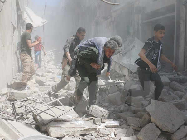 Một nạn nhân bị thương trong cuộc không kích tại khu vực Al-Qatarji ở Aleppo ngày 29/4. (Nguồn: AFP/TTXVN)