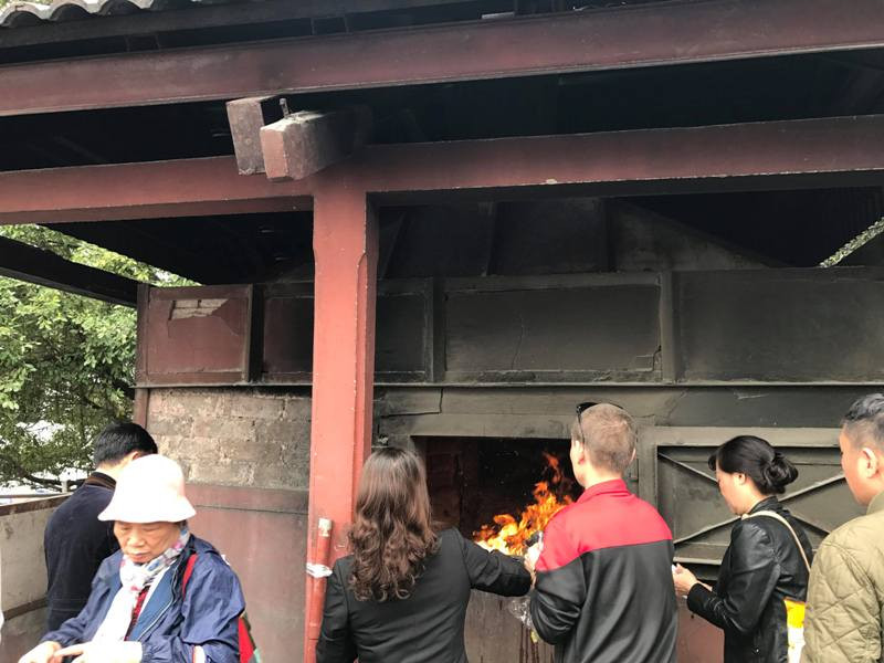 Giáo hội Phật giáo kêu gọi loại bỏ việc đốt vàng mã ở các cơ sở thờ tự Phật giáo