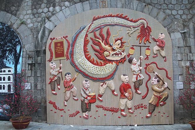 Tác phẩm "Tuần lễ thời trang Phố cổ" gây tranh cãi. Ảnh: Mạnh Thắng