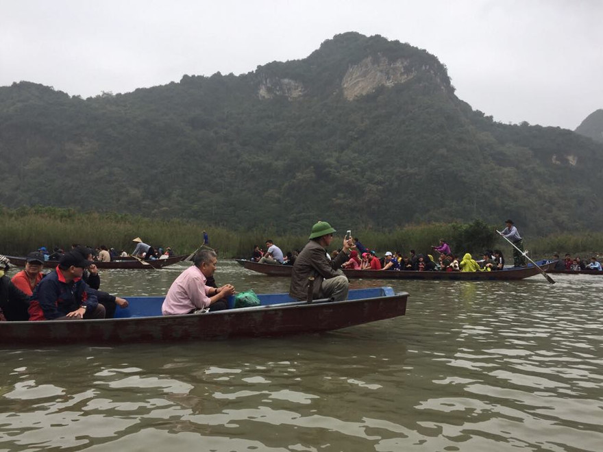 Đò chở khách trên suối Yến vẫn còn tình trạng chở quá số người, khách không mặc áo phao. Ảnh: N.Khánh