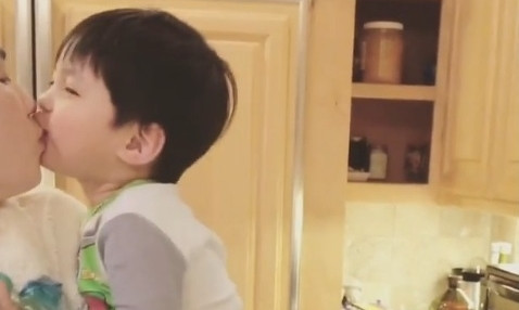 Cháu nội tỷ phú Hoàng Kiều hôn môi Ngọc Trinh.