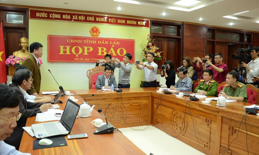 Họp báo thông tin về vụ nổ.