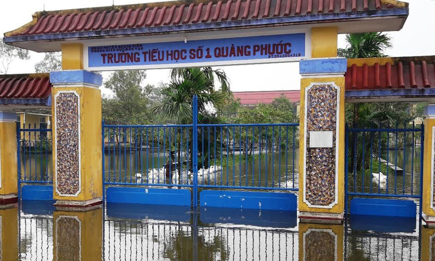 Trường học bị ngập, nhiều trường học tại Huế cho học sinh nghỉ học từ hai hôm nay. 