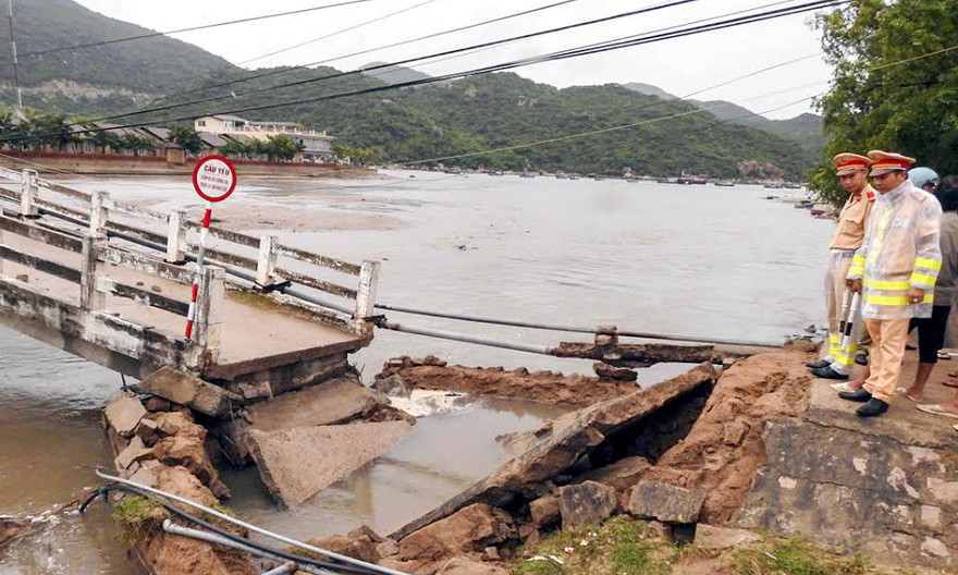 Nhịp cầu đầu tiên ở phía Nam cầu Vĩnh Hy bị sập.