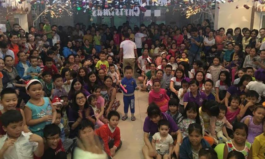 Hàng trăm bệnh nhi, người nhà đón giáng sinh ấm áp ngay tại nới điều trị. Ảnh: T.T. 