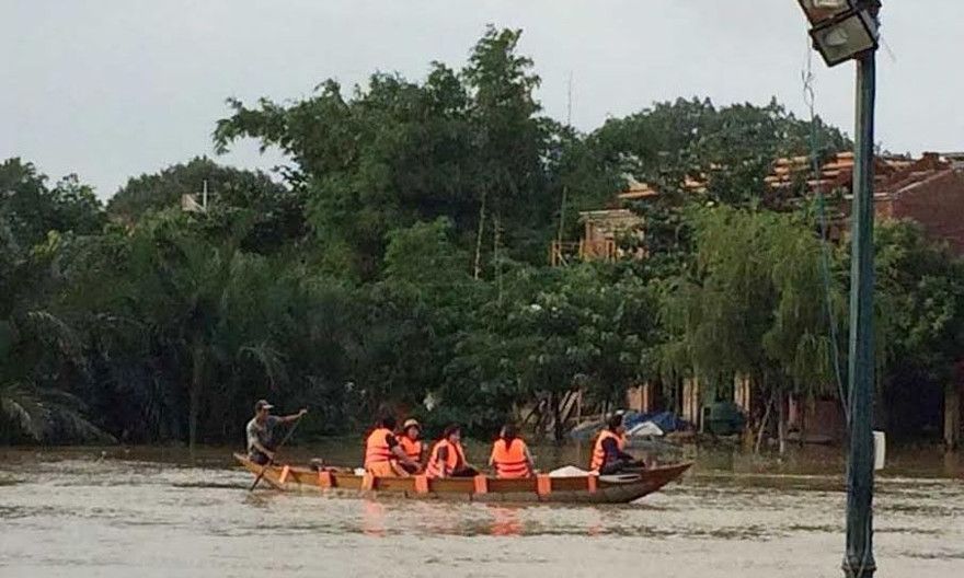 Nhiều chủ thuyền tự ý đón đưa khách tại khu vực Chùa Cầu.