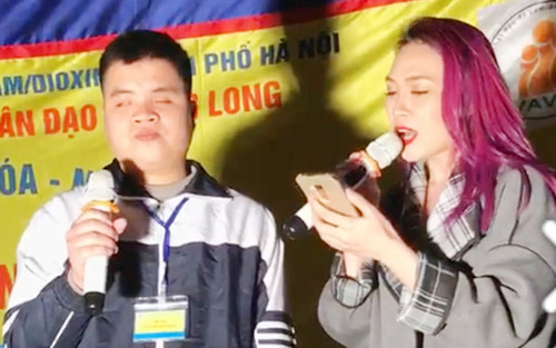 Ca sĩ Mỹ Tâm hát cùng chàng trai khiếm thị. Ảnh: Cắt từ clip