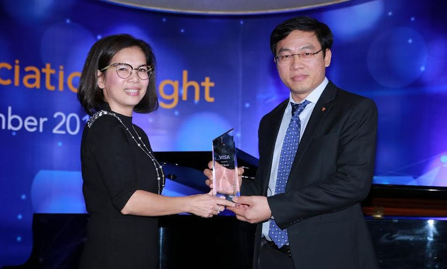 Ông Đinh Văn Chiến Phó Tổng Giám đốc - Giám đốc Khối Ngân hàng cá nhân của TPBank thay mặt Ngân hàng nhận giải thưởng từ Visa.