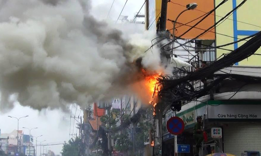 Trụ điện cháy ngùn ngụt khiến nhiều người hoảng sợ.