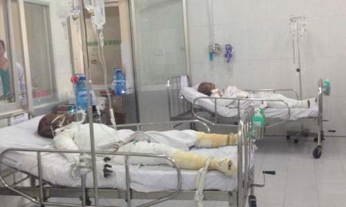 Hai bệnh nhân được theo dõi trong phòng cách ly. Ảnh: N.H.