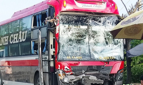 Đầu ôtô giường nằm hư hỏng sau cú tông mạnh vào đuôi ôtô chạy trước. Ảnh: Phúc Hưng.