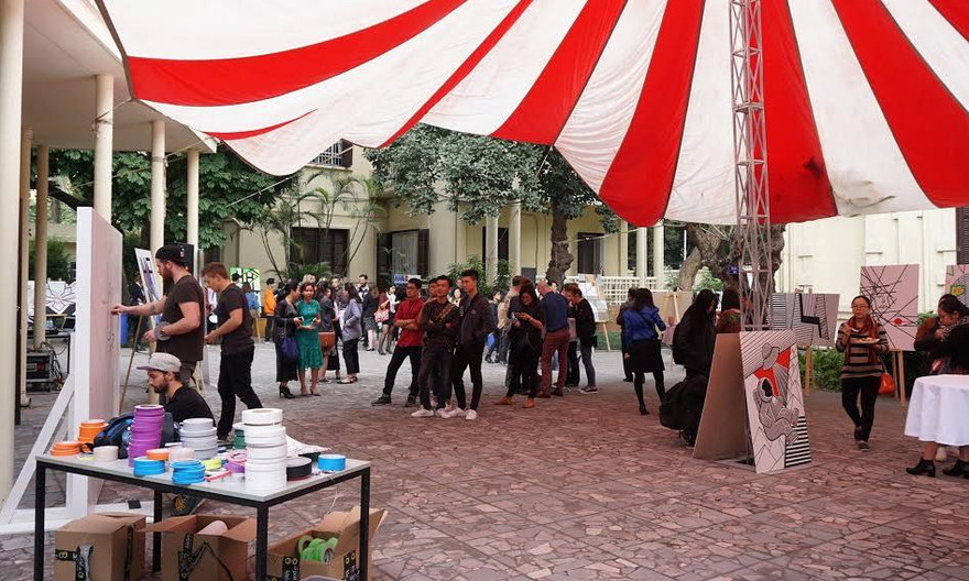 Quang cảnh các nghệ sỹ Đức trình diễn tác phẩm băng dính. 