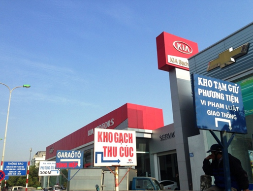 Khu giáp mặt đường Trần Quang Khải được cắt ra cho thương hiệu ô tô làm nơi trưng bày sản phẩm. Cùng vời đó là hàng loạt biển chỉ dẫn vào các kho bãi, văn phòng ở phía trong.
