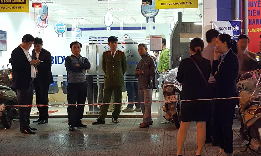 Phong tỏa hiện trường cướp ngân hàng ngay sau khi vụ cướp xảy ra vào tối 6/12. 