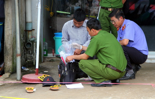 Công an khám nghiệm hiện trường vụ án mạng. Ảnh: Hoài Thanh.