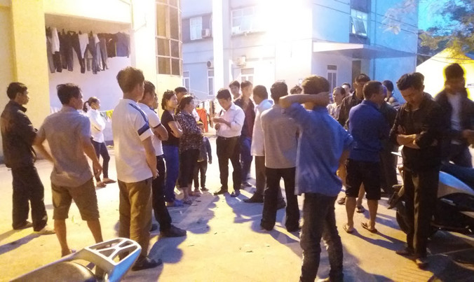 Người nhà cháu T. đến Bệnh viện Sản Nhi Nghệ An yêu cầu làm rõ nguyên nhân tử vong của cháu.