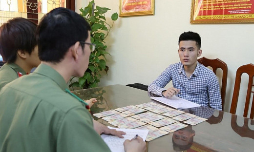 Đối tượng Linh và tang vật tại cơ quan công an. Ảnh: TL.