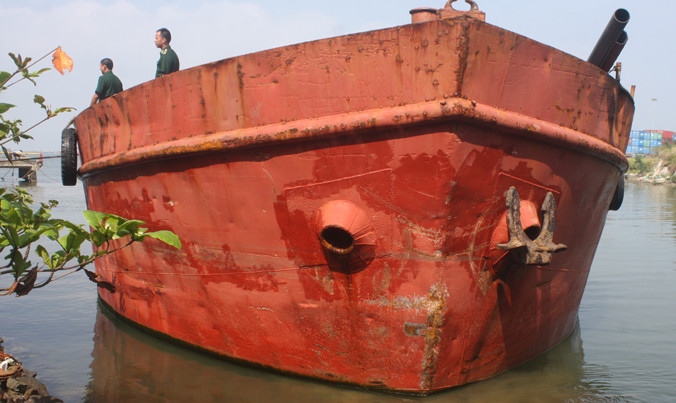 Vết trầy xước ngay mũi tàu HP 4054 do tông va.