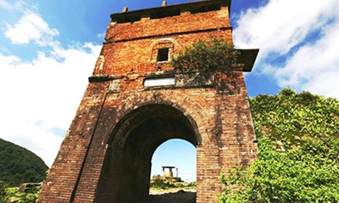 Hải Vân quan trên đỉnh Hải Vân, thuộc vùng giáp ranh giữa TT-Huế và Đà Nẵng. 