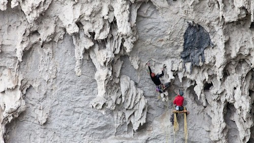 Du khách luôn được bảo hộ kỹ càng trong quá trình leo. Nơi đây có hơn 300 lộ trình phù hợp với khả năng của người chơi. Ảnh: CNN.