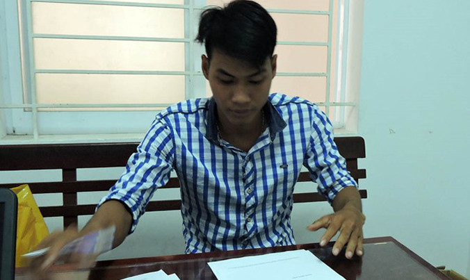 Nghi can Huỳnh Trọng Đạo đến công an đầu thú sau nhiều ngày bỏ trốn. Ảnh: G.N.