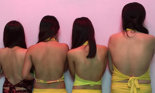 Nữ nhân viên nhà hàng sống bằng tiền "bo" của khách nhậu. Ảnh:Quốc Thắng/VnExpress