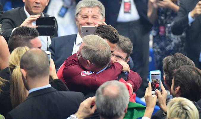 Vô địch EURO, Ronaldo được Six Alex khen nức nở