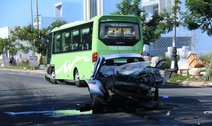 Hiện trường vụ tai nạn giữa xe khách và ô tô 4 chỗ. Ảnh: T.T.