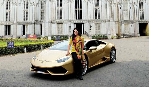Sheetal Dugar bên chiếc Huracan với màu sắc đặt hàng riêng. Ảnh: Indiatoday.