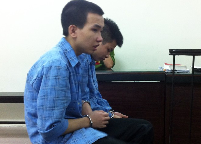 Bị cáo Hiếu (ngoài cùng) ân hận trước tòa. Ảnh: MĐ.