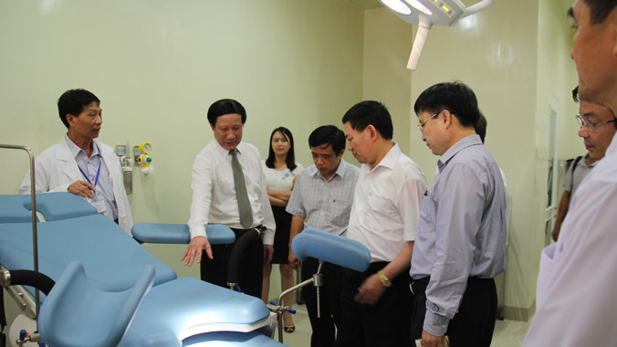 Bí thư Tỉnh ủy Nghệ An Hồ Đức Phớc làm việc với BV quốc tế xây dựng tại Vinh. Ảnh: Việt Hương.