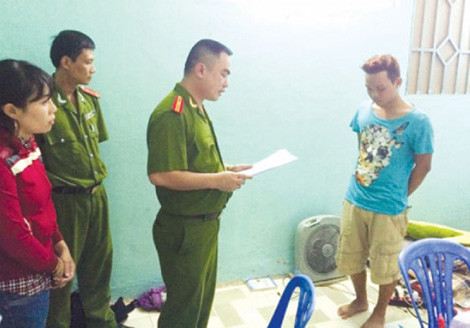 Cơ quan Công an đọc lệnh bắt, khám xét nơi ở của Nguyễn Trần Bảo Anh.