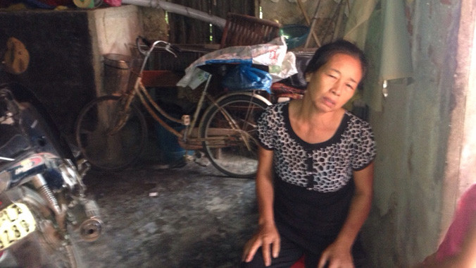 Mẹ nạn nhân như người mất hồn từ khi nhận tin con trai tử nạn do lũ.