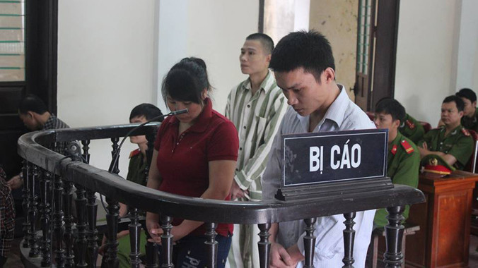 Lương Thị Mằn và Vi Văn Bún trước vành móng ngựa.