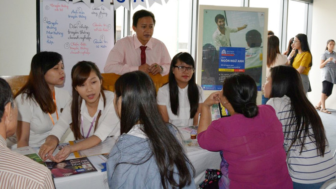 Thí sinh đang nghe tư vấn tại ĐH Hoa Sen.